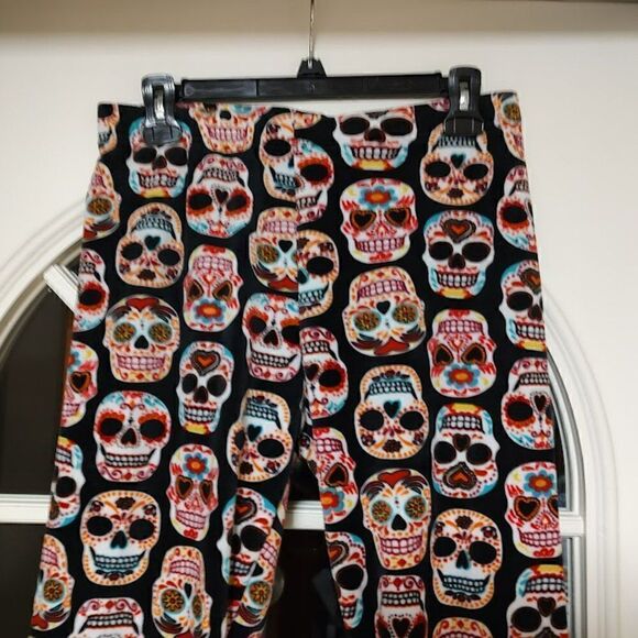New No Boundaries Soft Fleece Black With Skulls Leggings Size junior XL 15/17 - Picture 2 of 2
